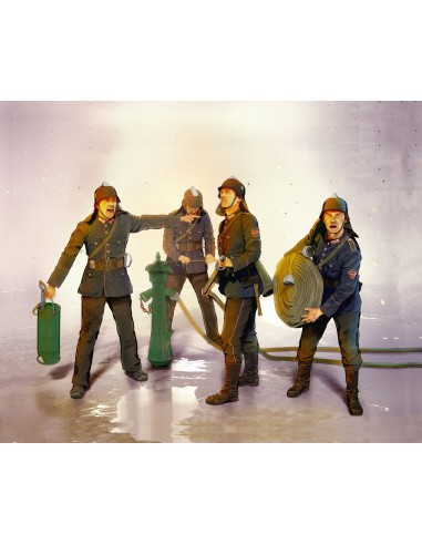 1:35 WWII German Firemen (4 figures)