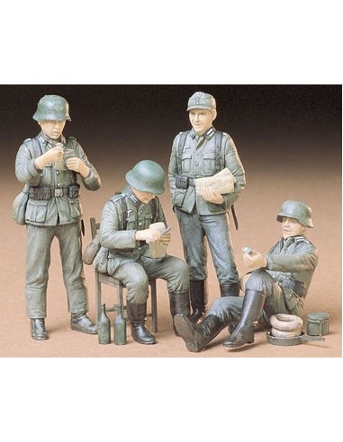 1:35 German Soldiers at Rest