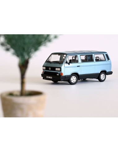 1:18 Volkswagen Multivan 1990 Light Blue metallic