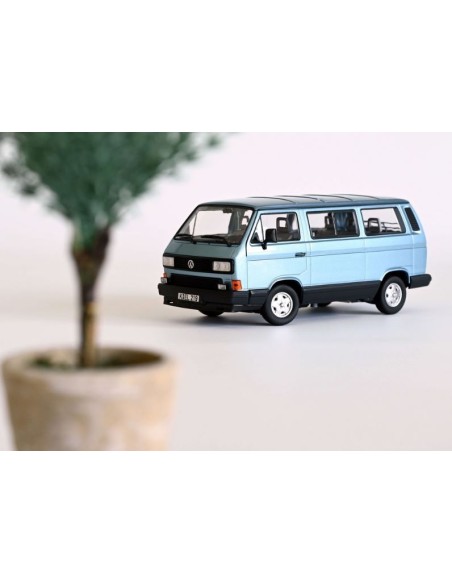 1:18 Volkswagen Multivan 1990 Light Blue metallic