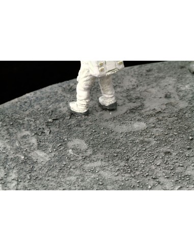 SO 1:48 Apollo 11 Lunar Module "Eagle" w/Astronaut