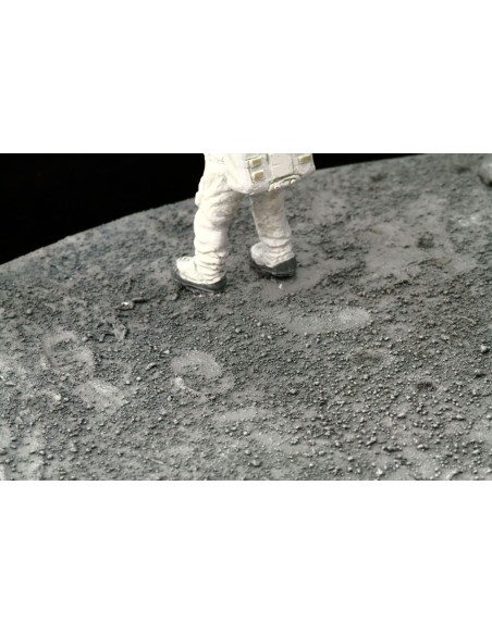 SO 1:48 Apollo 11 Lunar Module "Eagle" w/Astronaut