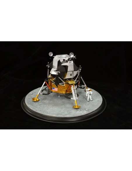 SO 1:48 Apollo 11 Lunar Module "Eagle" w/Astronaut